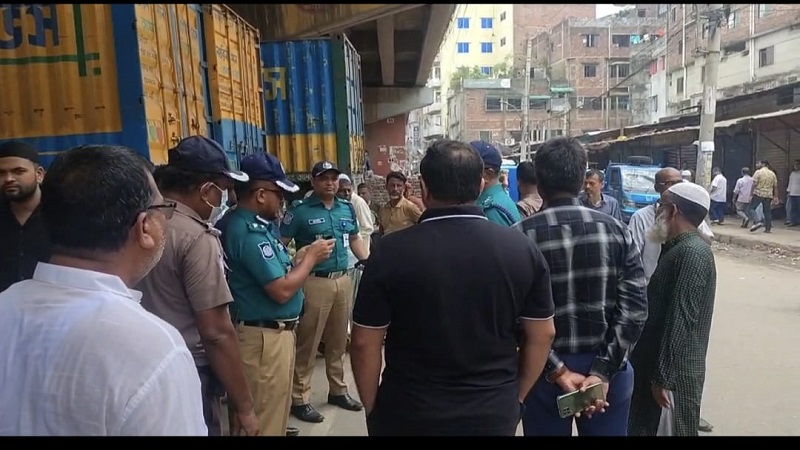 ডিএমপির ট্রাফিক পুলিশের উদ্যোগে বাবুবাজারে অবৈধ পার্কিং ও বেআইনী স্থাপনা উচ্ছেদ